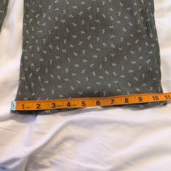 Three dots wide-leg pull on crepe pants. Olive green with white flowers. Comfy w - Picture 8 of 12